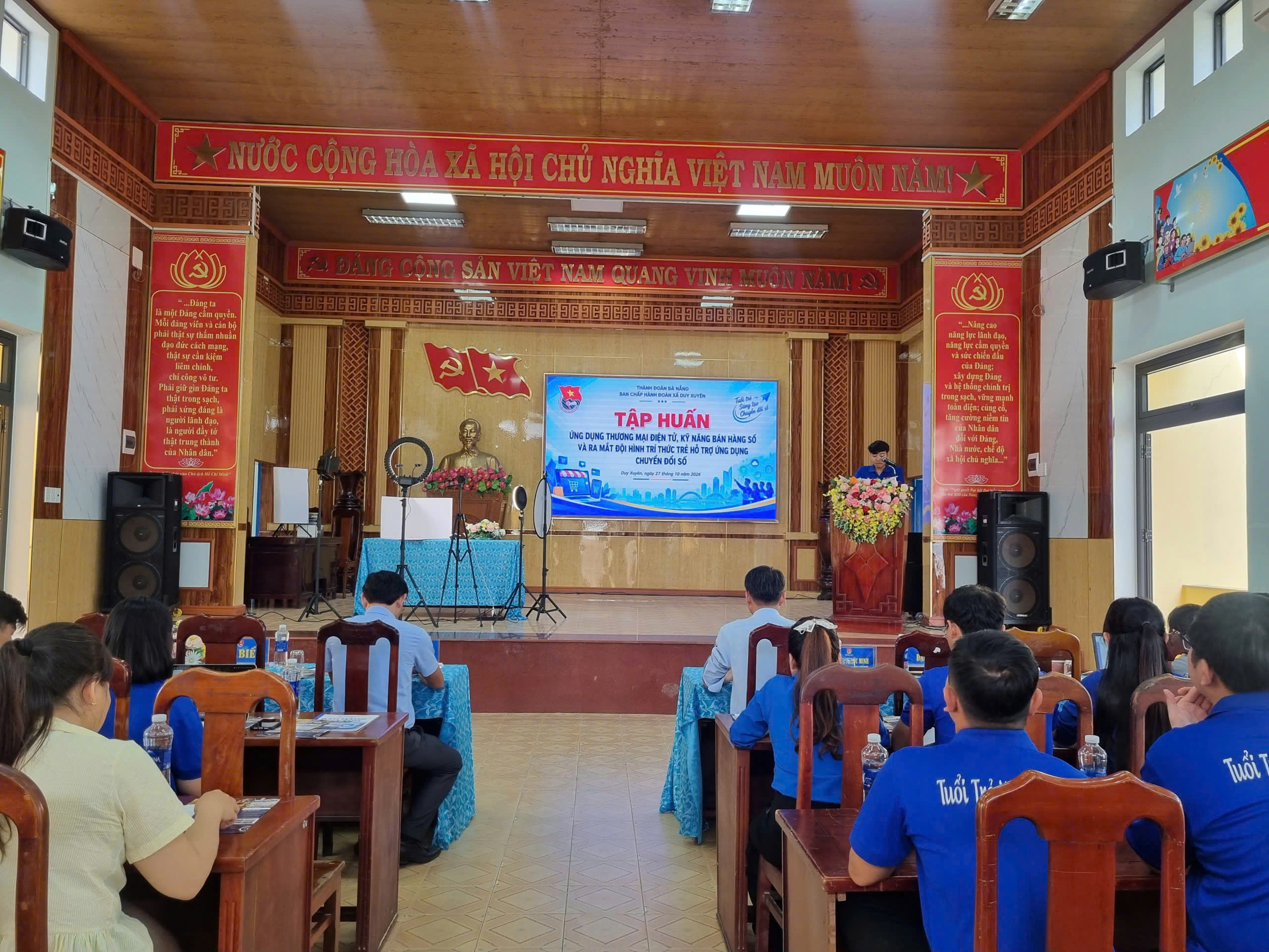 Đoàn xã Duy Xuyên tập huấn ứng dụng thương mại điện tử và ra mắt Đội trí thức trẻ hỗ trợ chuyển đổi số