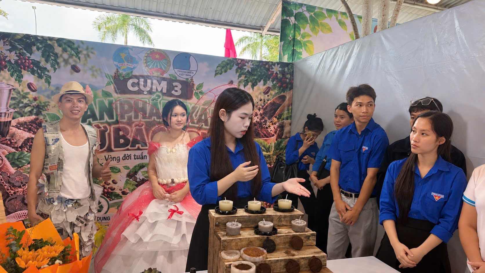 Bí thư Chi đoàn Xuân Thiều 1 Trần Lê Hoài Thương khởi nghiệp sáng tạo từ bã cà phê