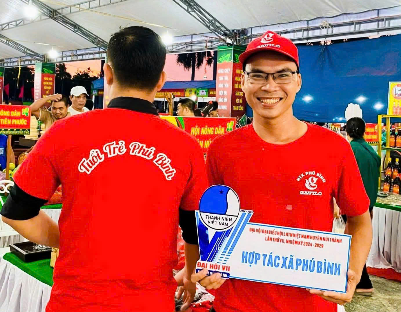 Võ Hồng Long và Phan Thị Tường Vi phát triển mô hình hợp tác xã nông nghiệp tại xã Tam Xuân