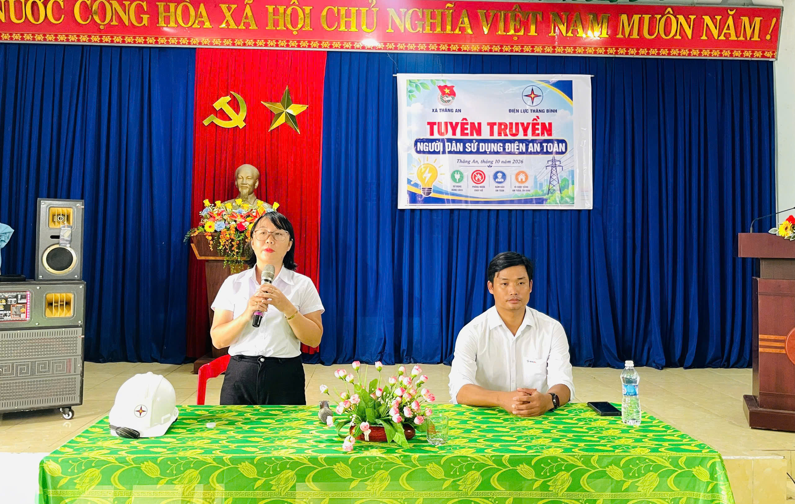 Đoàn xã Thăng An phối hợp tuyên truyền sử dụng điện an toàn trong mùa mưa lũ